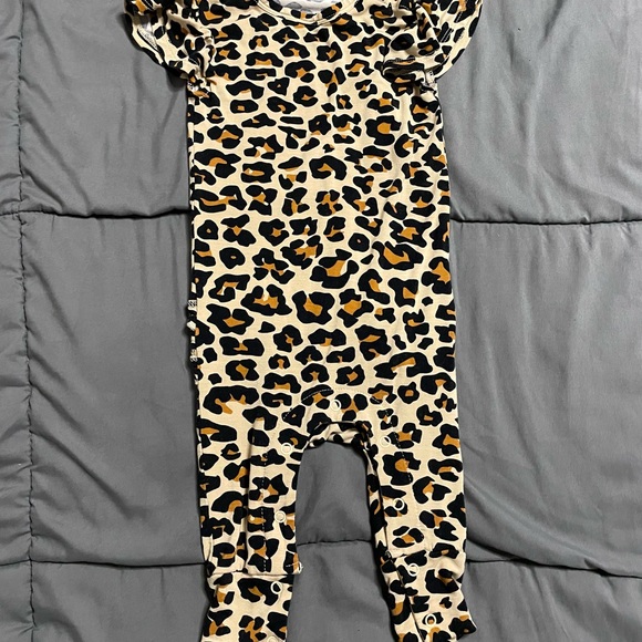 Posh Peanut baby girl pajamas bundle 6-9 Months
leopard bunny floral - Picture 8 of 13